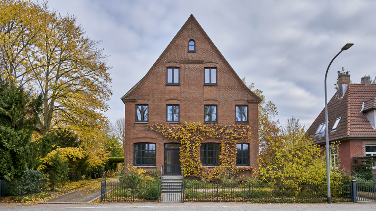 Neue Fenster im älteren Lübecker Haus - Proportionen erhalten und Komfort verbessern