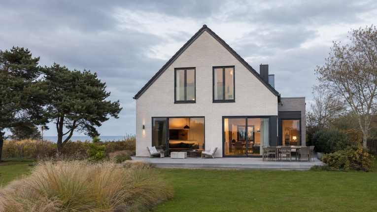 Große Gartenfenster nahe der Ostsee - Aussicht mit Windschutz und Entwässerung verbinden